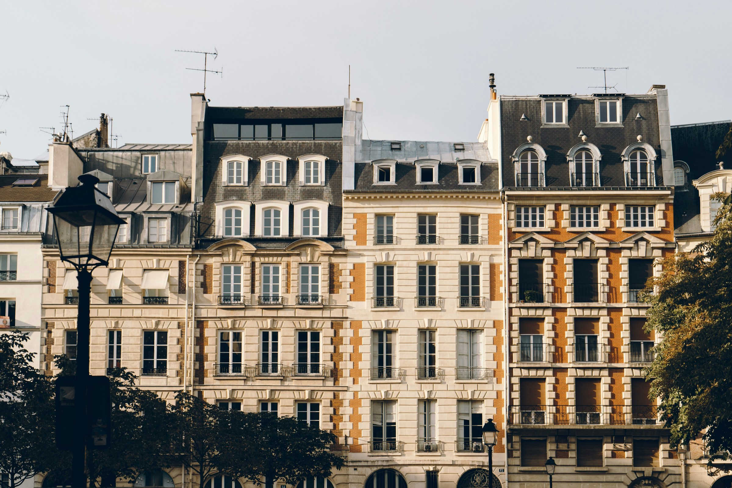 Façade haussmannienne parisienne, ferronneries et balcons en pierre de taille